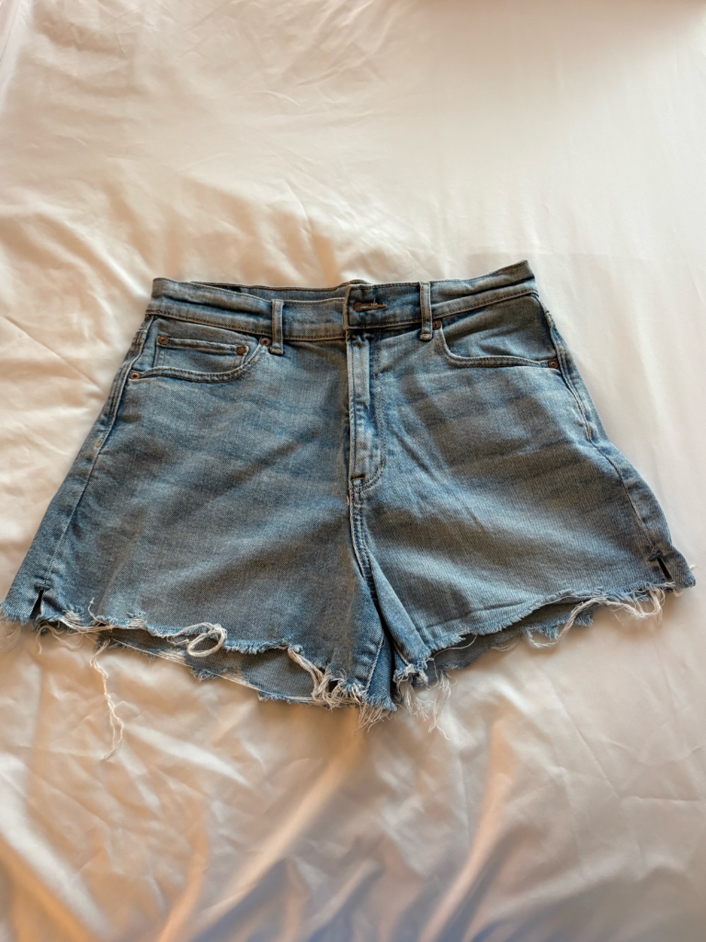 American Eagle Light Blue Frayed Denim Cutoff High Rise ‘90s Boyfriend Shorts